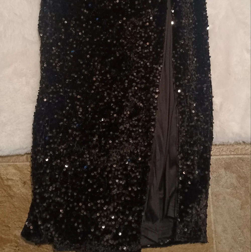 Beautiful gown - Picture 3 of 7